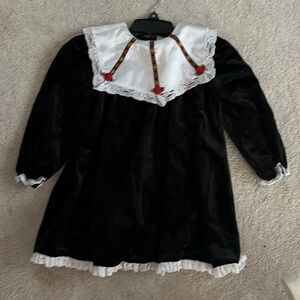 5/20🔴 Black Velvet and WhiteGirls Dress Sz 6 Lace Flowers accent Long sleeves.